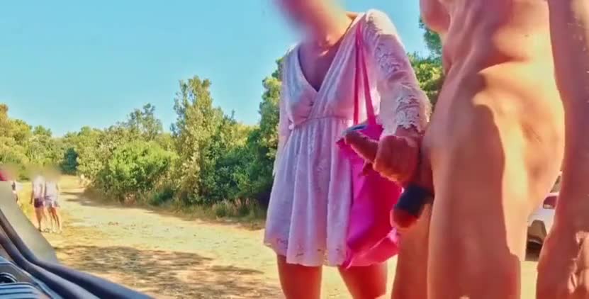 Una donna sconosciuta aiuta questo esibizionista italiano a masturbarsi