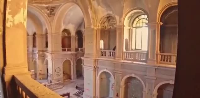 Questa troia fa una sega a un ragazzo arrapato in una chiesa abbandonata