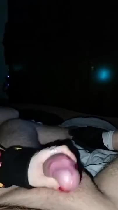 La ragazza mi masturba il cazzo e vuole farmi sborrare