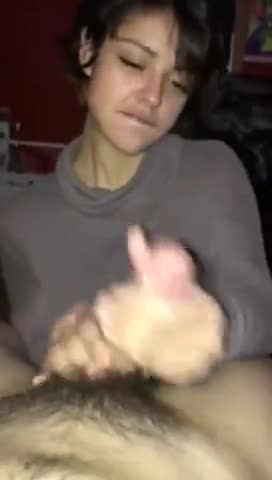 La fidanzata mi massaggia il cazzo e ingoia la sborra