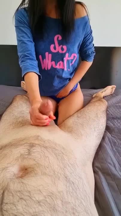 Un’adolescente con le mani morbide mi fa una sega