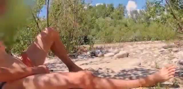 Due donne lo beccano mentre si masturba nella foresta e lo aiutano a sborrare.