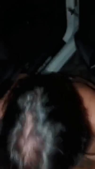 Sculaccio il suo culo formoso mentre lei mi succhia il cazzo